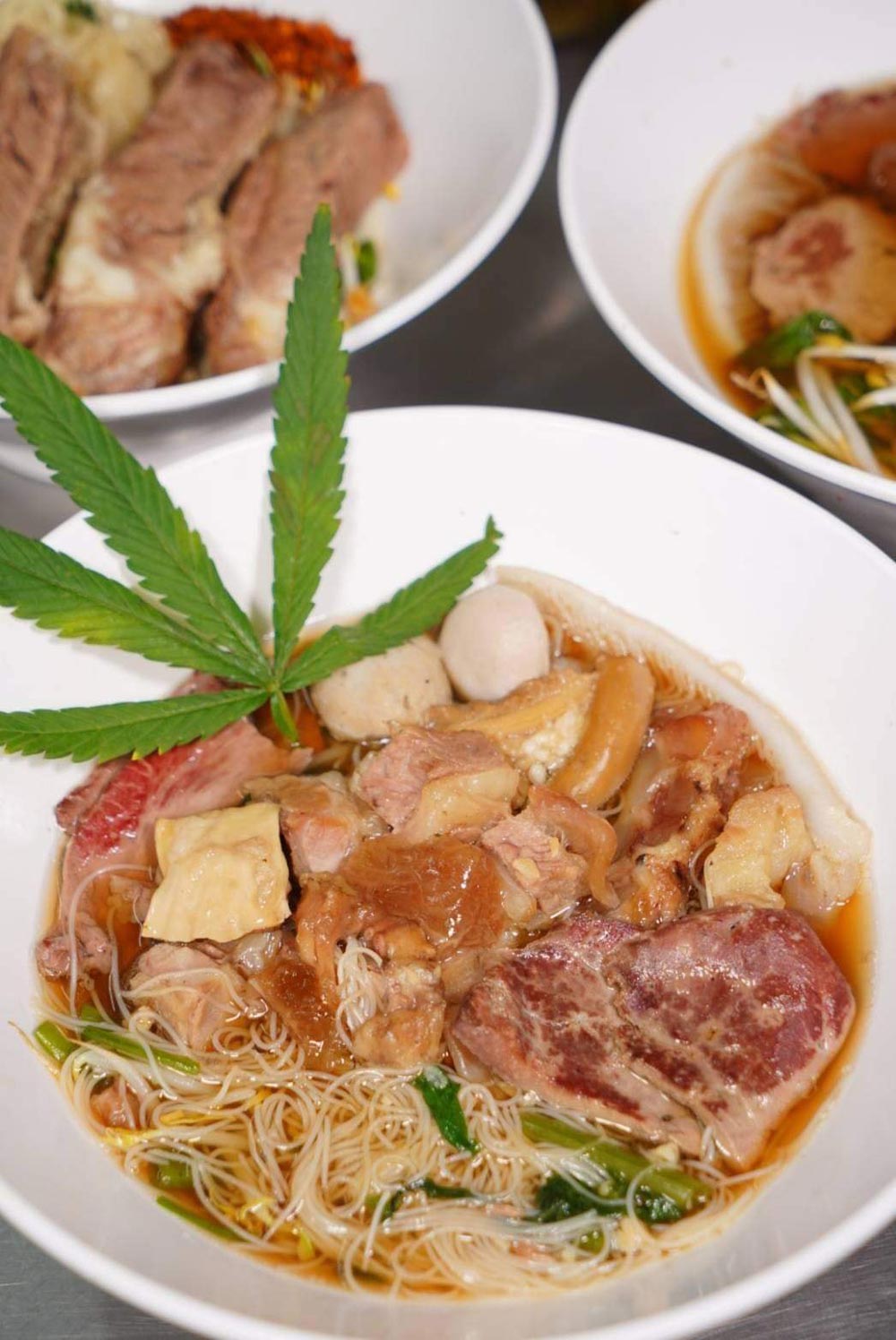 ร้านเนื้อตุ๋นกัญโอชา ตรงข้ามตลาดศรีย่าน