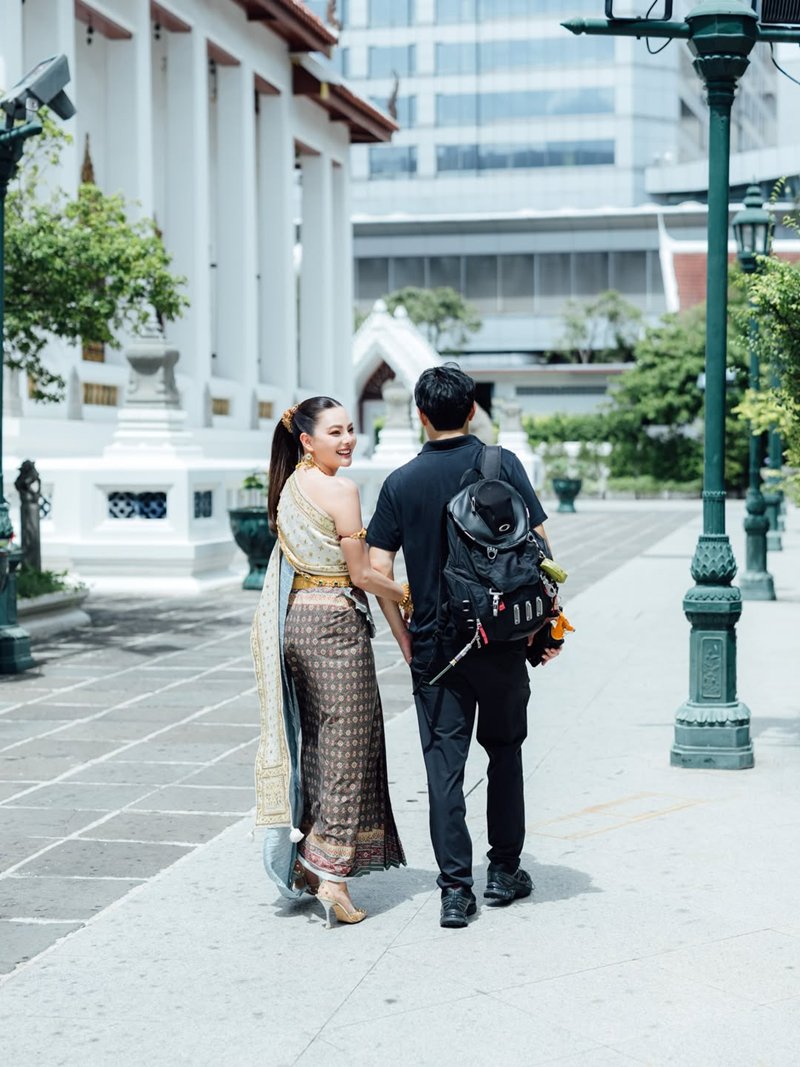 ดิว อริสรา สวมชุดไทย ควง วู้ดดี้ ล่ำซำ ทำบุญ เผยรูปคู่ครั้งแรก เหมาะสมกันสุด ๆ