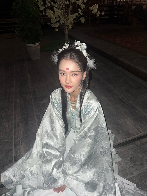 ลิซ่า อลิซา นางเอก สาวไทยข้ามภพป่วนใจแม่ทัพ