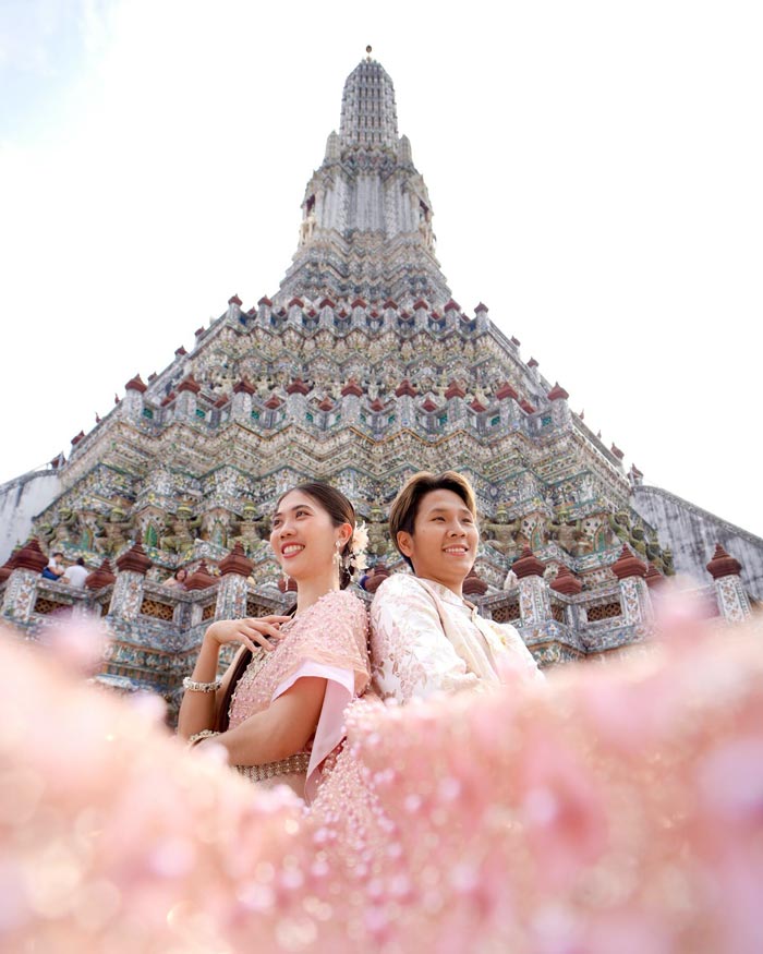 น้องเทนนิส จูเนียร์ สวมชุดไทยถ่ายรูปคู่ที่วัดอรุณฯ