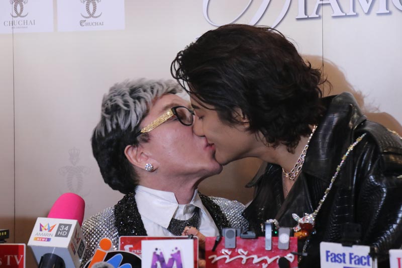 บิ๊ก ทองภูมิ ไฮโซชูชัย จูบปากโชว์หวานกลางวงสื่อ