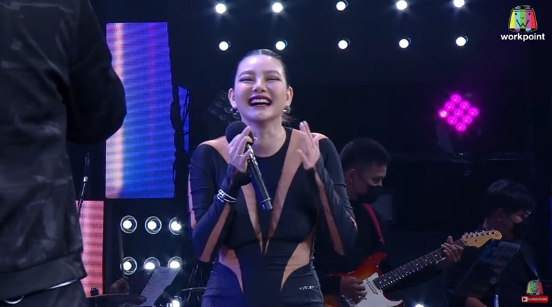 ร้องข้ามกำแพง