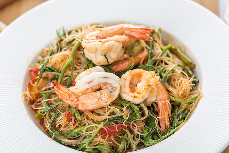 ผัดหมี่กระเฉดกุ้งสด