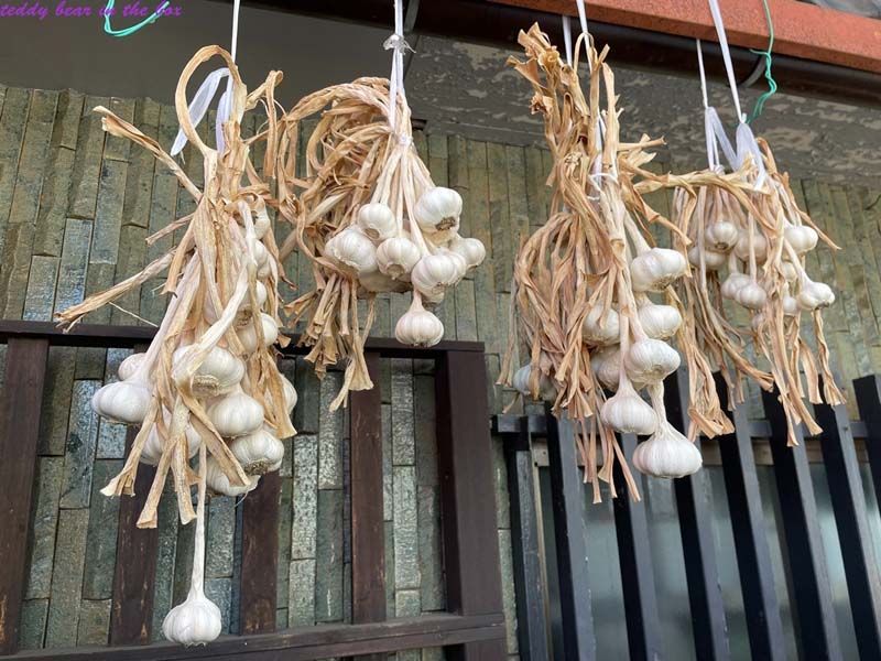 กะเพราหมูสามชั้นไข่ดาว