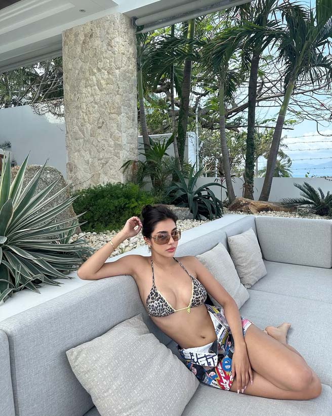 ซูริ ซูซานน่า นางงามสุดฮอต ที่กำลังเป็นข่าว ล่าสุด ฟาดบิกินี่ฉ่ำ ๆ