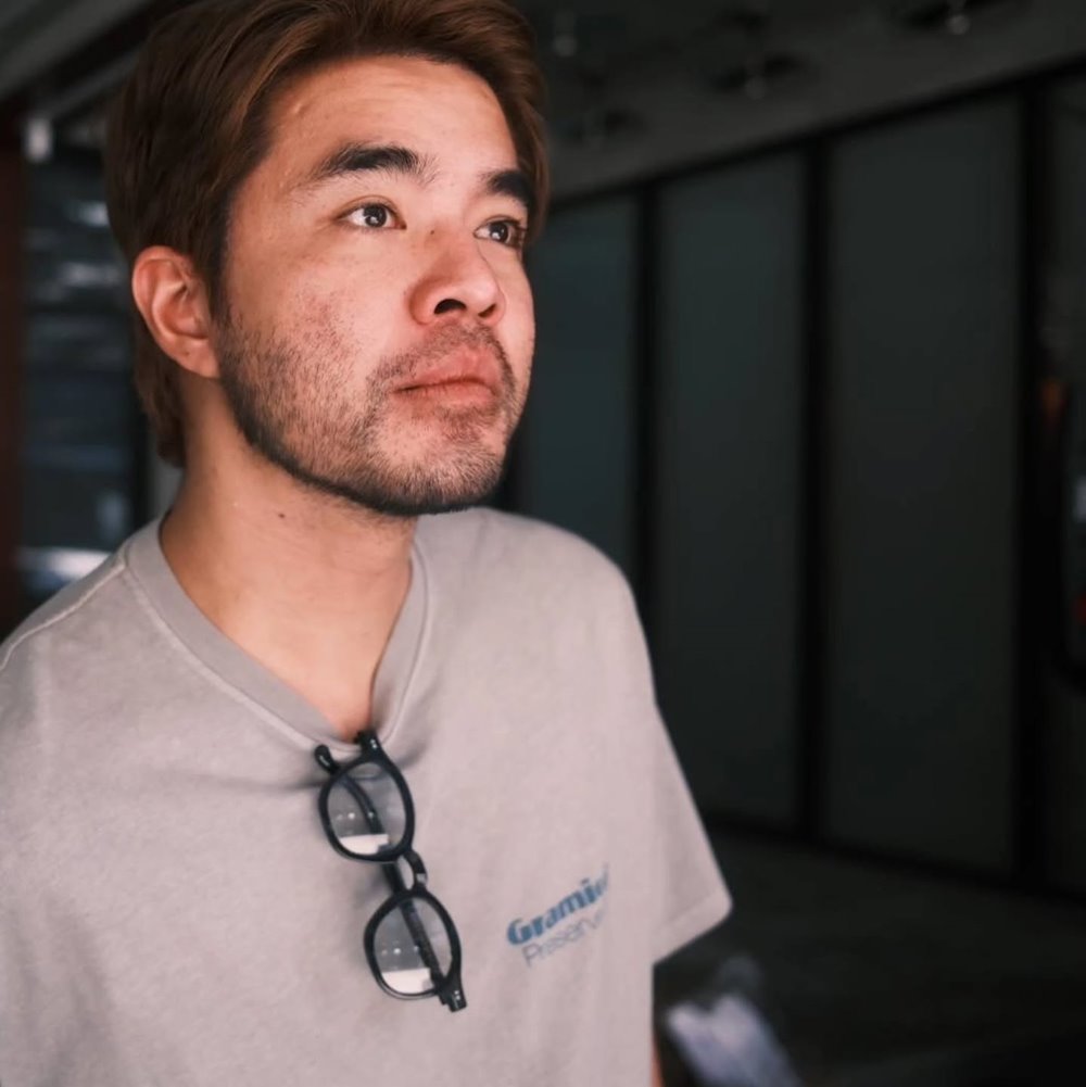 นักร้องหนุ่มถ่ายรูปทางการ แต่ผม-เคราผิดระเบียบ ลุงร้านถ่ายรูปเลยรีทัชให้... ใครเนี่ย !?