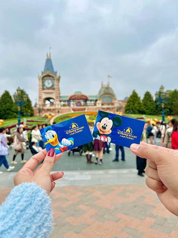 การซื้อตั๋วเข้าสวนสนุกเซี่ยงไฮ้ดิสนีย์แลนด์ สามารถทำได้หลายวิธี ทั้งทางเว็บไซต์ แอปฯ และผ่านตัวแทน