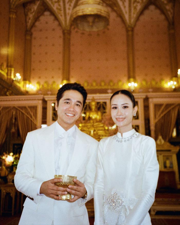อเล็กซ์ ควงแฟนเข้าพิธีรับน้ำพระพุทธมนต์