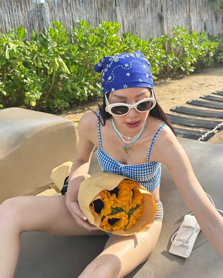 โฟร์ ศกลรัตน์ เสิร์ฟความฮอตฉ่า กับชุดนุ่งสั้น แชะภาพรัว ๆ ริมหาด