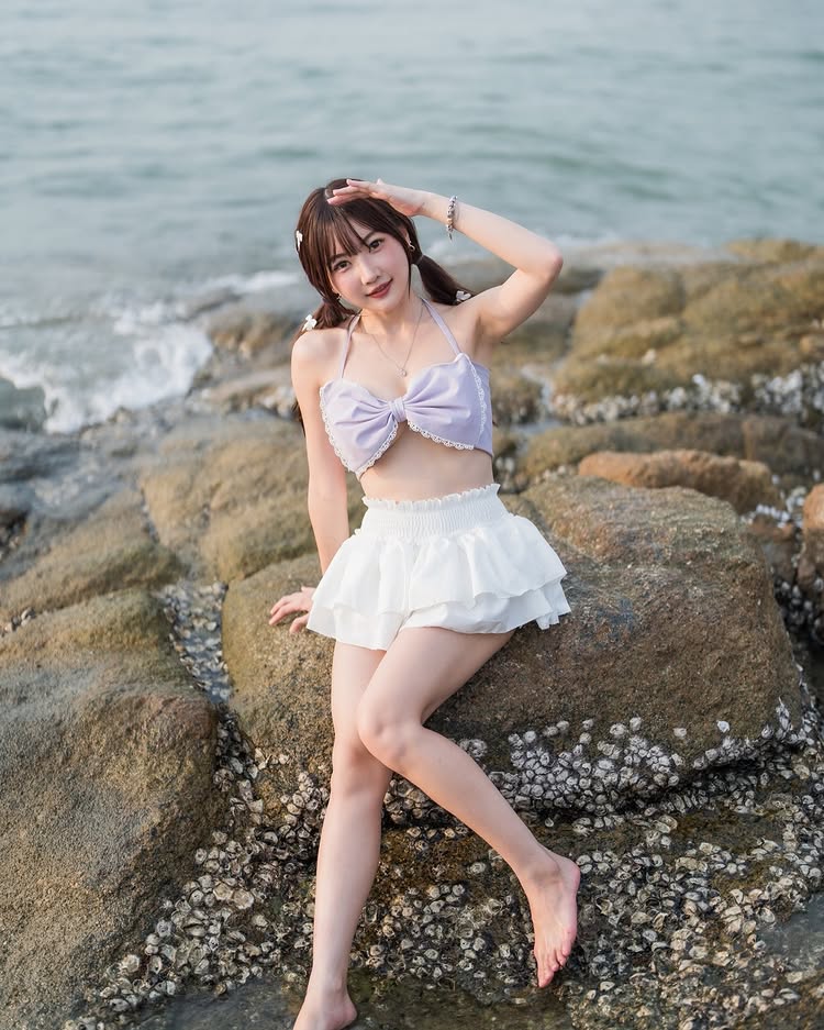 ไข่มุก วรัทยา หรือ ไข่มุก BNK48 จัดลุคสดใสซาบซ่า นุ่งสั้น แชะภาพริมหาด