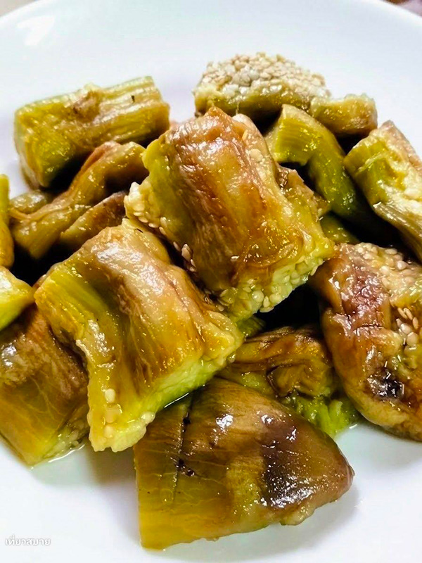 ผัดมะเขือยาวใส่หมูทอด อาหารไทย สูตรอาหาร