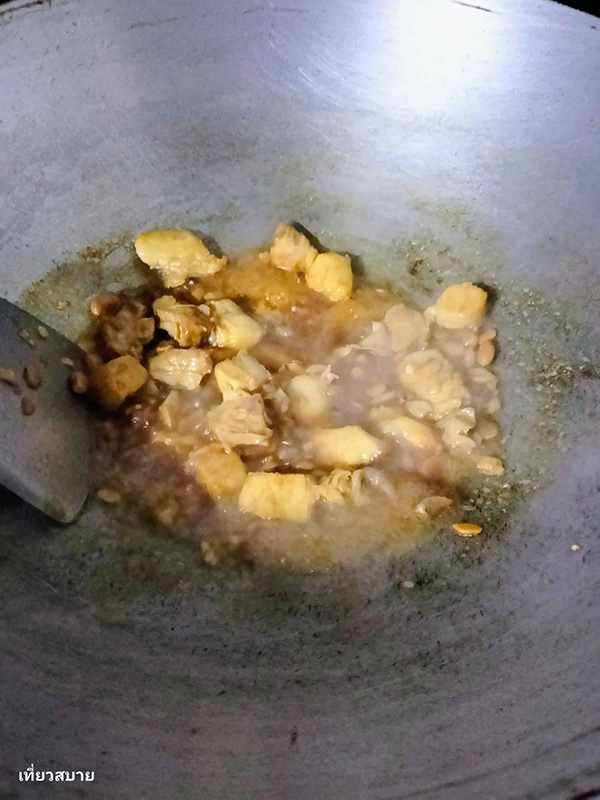 ผัดมะเขือยาวใส่หมูทอด อาหารไทย สูตรอาหาร