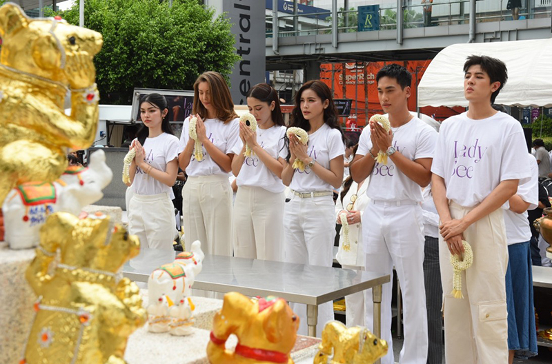 Lady Bee คุณบุญเลื่อง จันดารา อิงฟ้า วราหะ หนังไทย ภาพงานบวงสรวง