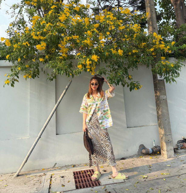 ใส่เสื้อฮาวายกับกางเกงสแลคขากว้าง