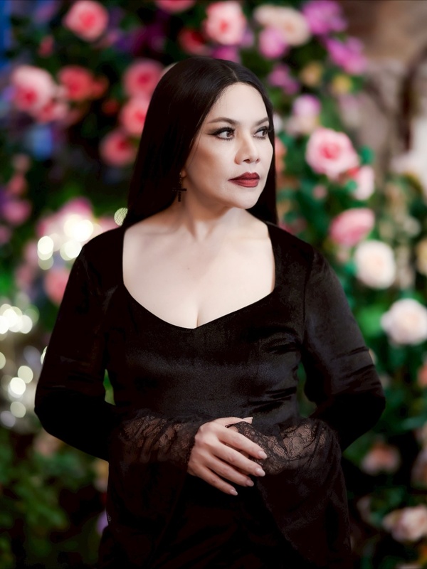 หนูแหม่ม สุริวิภา ควง บ๊อบบี้ และลูก ๆ แต่งผีฮาโลวีน Addams Family