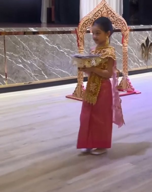 น้องวีจิ สวมชุดไทยเป็นตัวแทนเชิญพาน น่ารักน่าเอ็นดู พ่อศรราม ปลื้มใจมาก