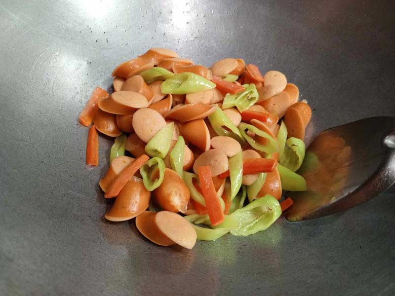 สูตรไส้กรอกผัดซอสมะเขือเทศ