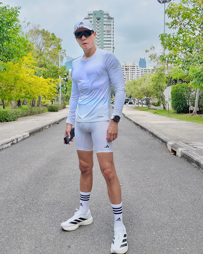 โดม ปกรณ์ ลัม ถอดเสื้อเล่นน้ำ กับท่อนล่างสีขาว 