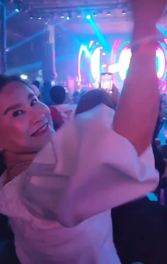  จ๊ะ นงผณี กรี๊ดลั่น แม่บิ๊ก อชิรพล หอบพวงมาลัยเซอร์ไพรส์ถึงหน้าเวที 