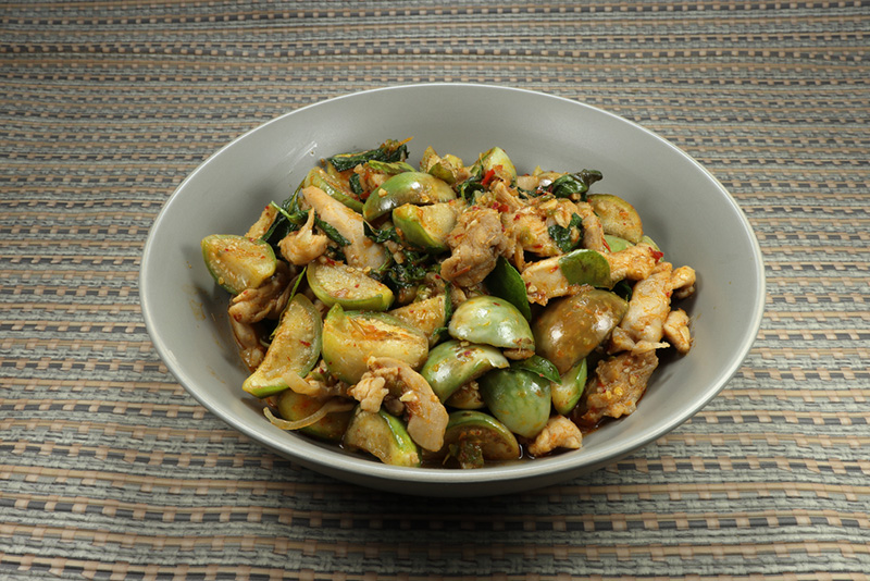 ผัดพริกแกงไก่ใส่มะเขือ