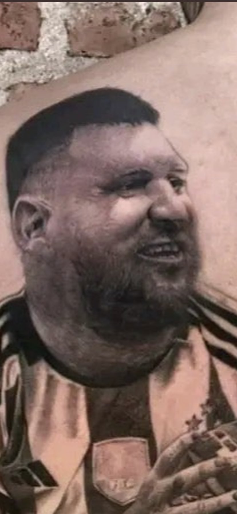 ภาพรอยสักเมสซี่ชูถ้วยฟุตบอลโลก 2022