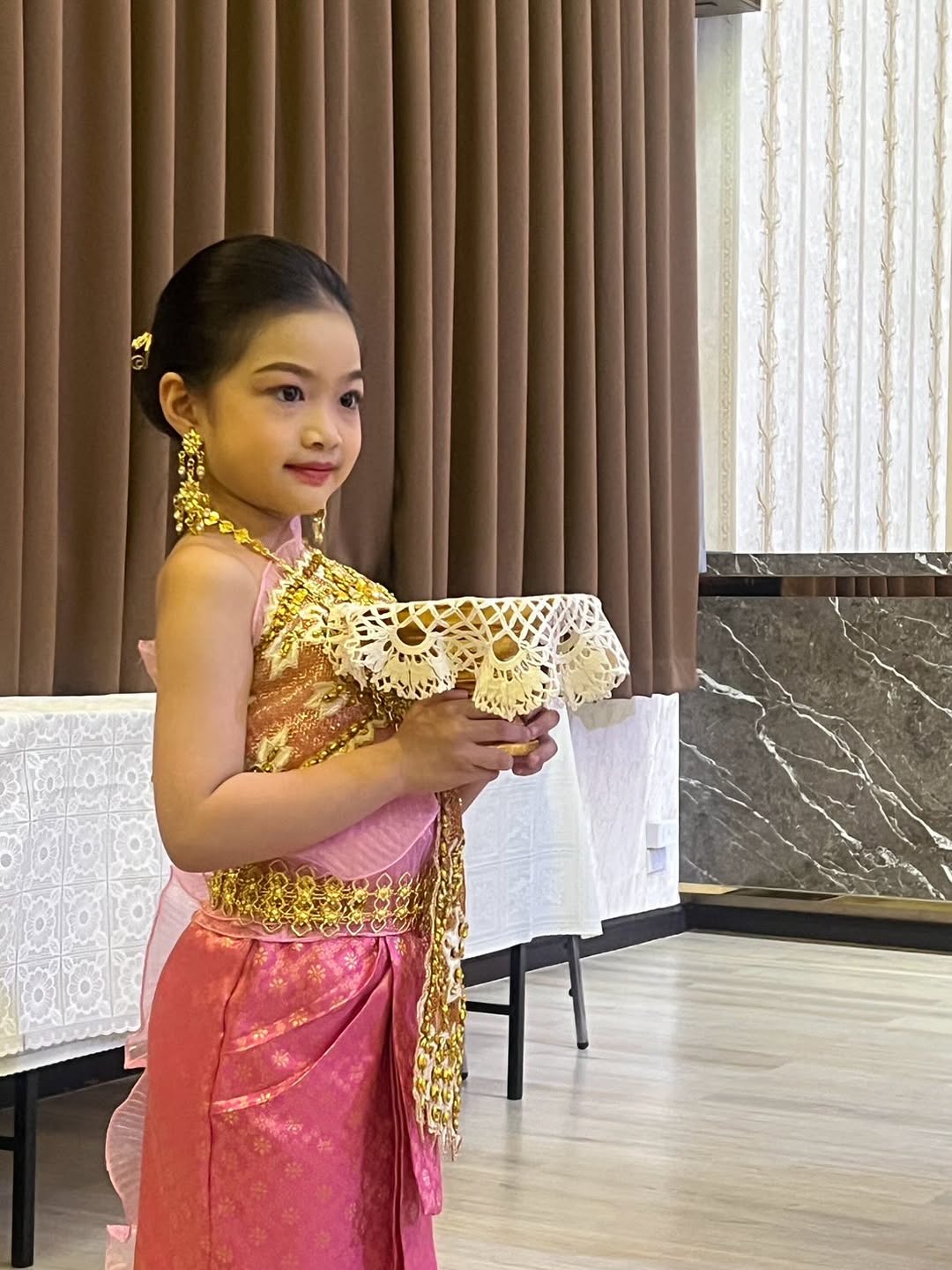 น้องวีจิ ลูกสาว หนุ่ม ศรราม แต่งชุดไทย สวยออร่า