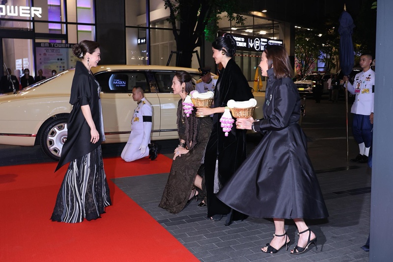 พระราชินี ทอดพระเนตรนิทรรศการ และงานแสดงแฟชั่นโชว์