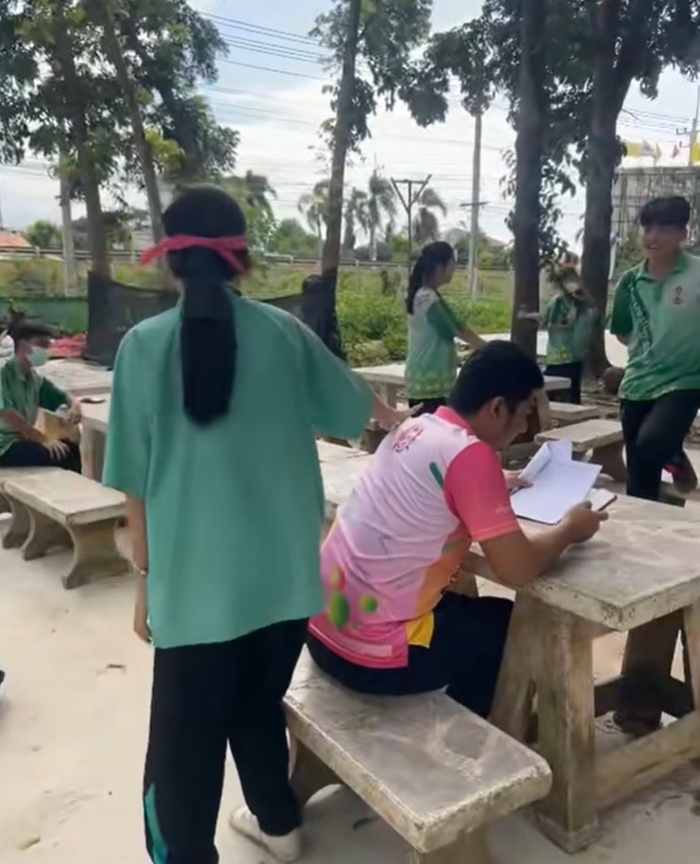 ตบหัวครู