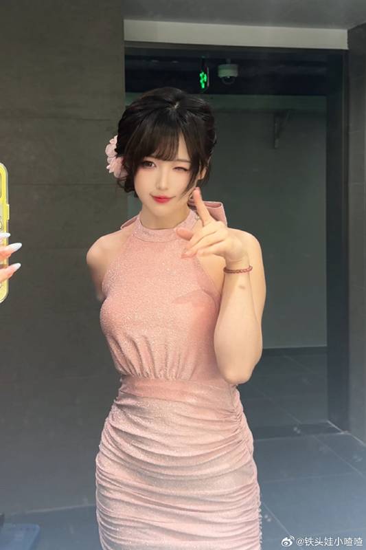 พิธีกรหญิงแต่งลุคสกินดำ