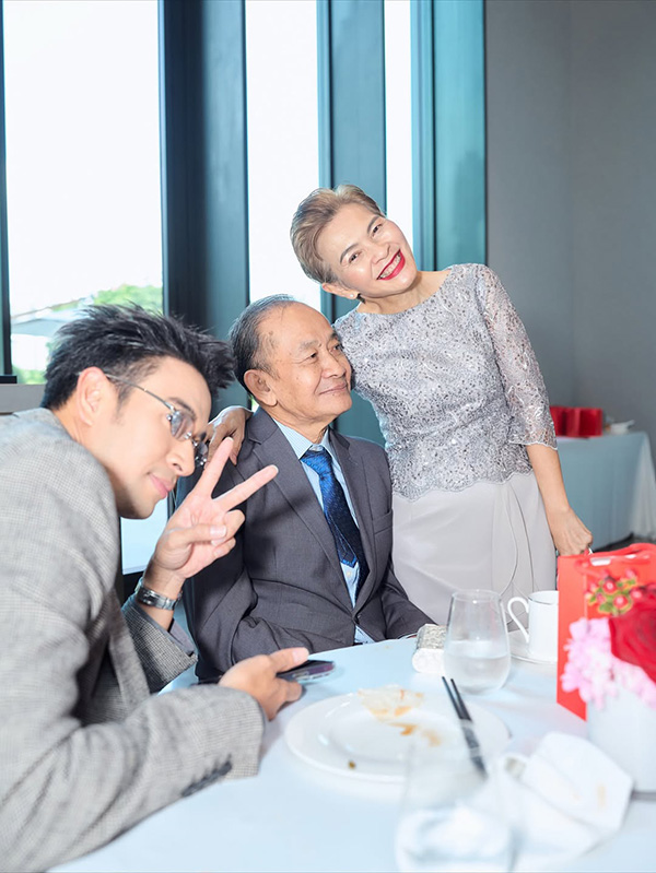 เปิดภาพ เกรท วรินทร ควงพ่อแม่ร่วมงานแต่ง