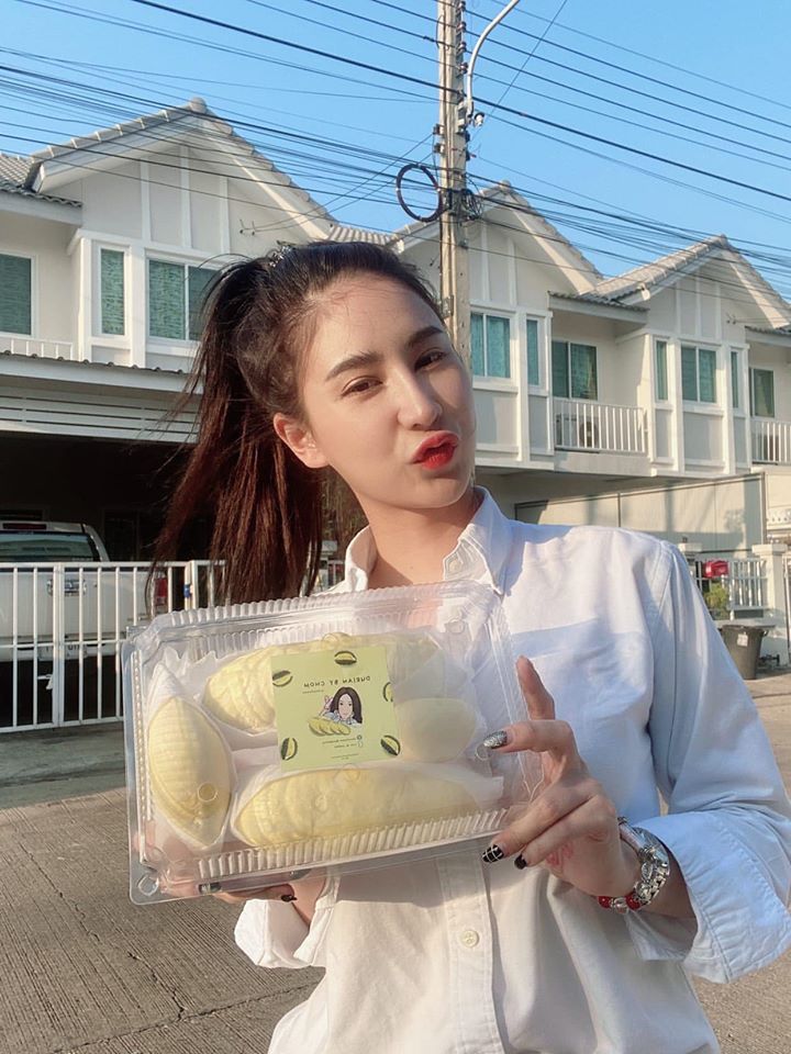 ชมพู่ ชลชญา