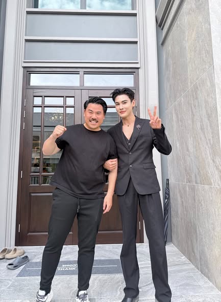 ไลฟ์แรกของ กัน จอมพลัง ได้ ดิว ธีรภัทร ที่เคยบริจาคเงินให้เจ้าตัวถึง 1 แสนบาท มาร่วมสร้างสีสัน งานนี้ทั้งคู่พูดคุยหยอกล้อกันแบบเป็นกันเอง แถมช่วยกันขายจนยอดพุ่งต่อเนื่อง ปิดแบรนด์แรกไปสวย ๆ ที่กว่า 1.7 ล้านบาท 