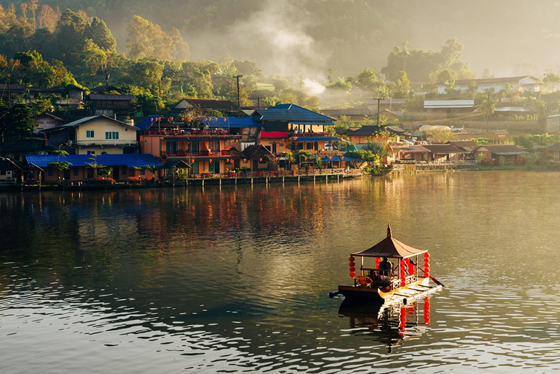 ล่องเรือชมทะเลสาบที่ บ้านรักไทย