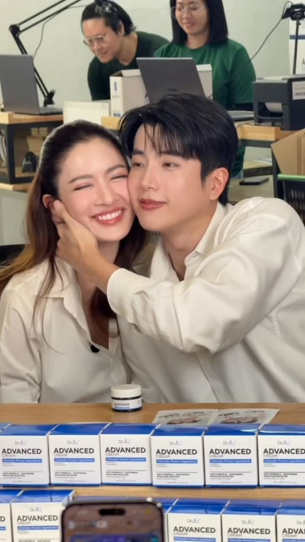 นนกุล ชานน หอมแก้ม หน้าผาก แอฟ ทักษอร 