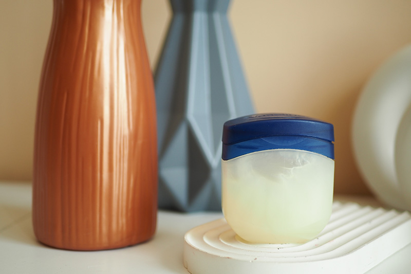 วาสลีนทาหน้าได้ไหม มีประโยชน์อย่างไร ไขข้อสงสัยที่สาว ๆ อยากรู้