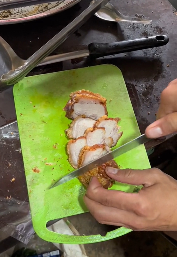 หั่นหมูกรอบ