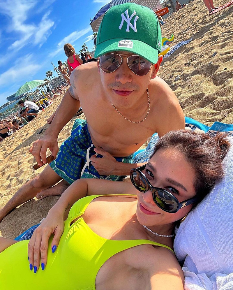 โต้ง ทูพี ควง พลอย เฌอมาลย์ อาบแดดโชว์ความฮอตที่ชายหาดสเปน