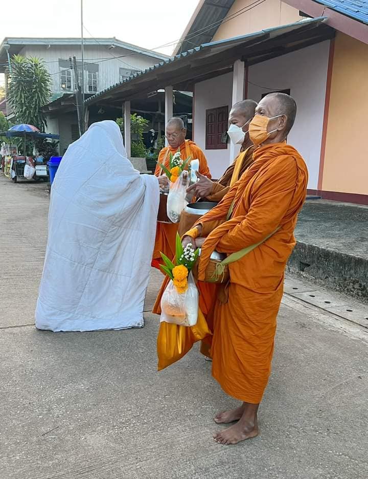 ใส่บาตร