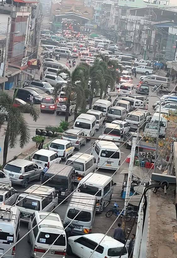 วิกฤตแม่สอด ! รถติดหนึบหลังชาวเมียนมาแห่ข้ามเติมน้ำมัน 