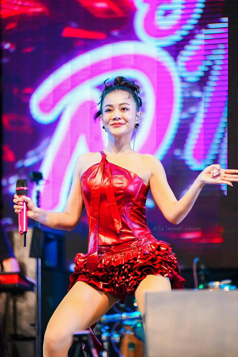 ลำไย ไหทองคำ ฟาดคนแซะใส่ชุดโชว์จุกโผล่