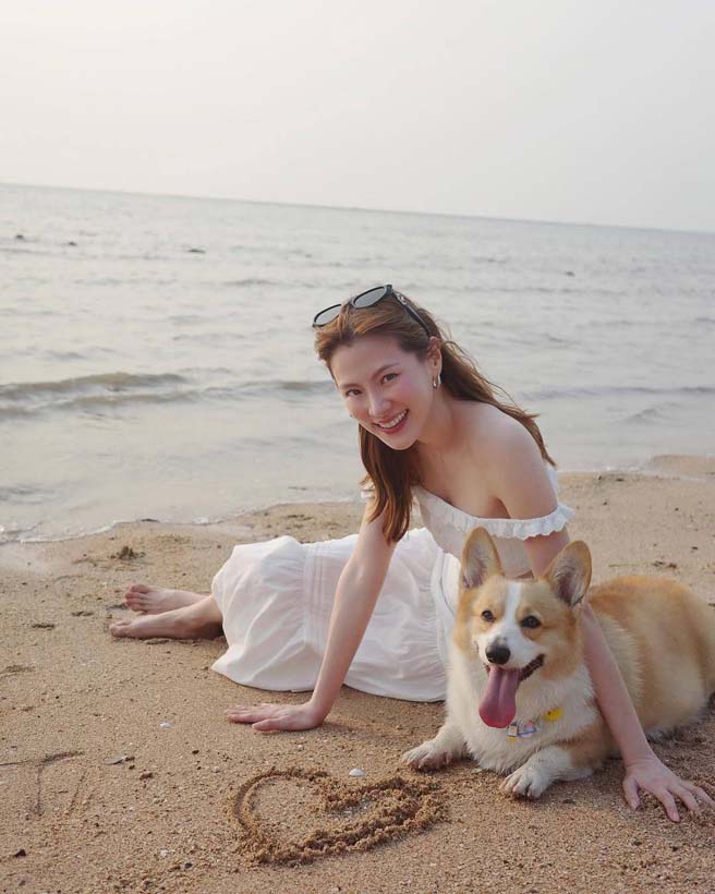 ใบเฟิร์น พิมพ์ชนก จัดทริปเที่ยวทะเล พร้อมแจกความสดใสเอฟซี สวยฉ่ำที่สุด