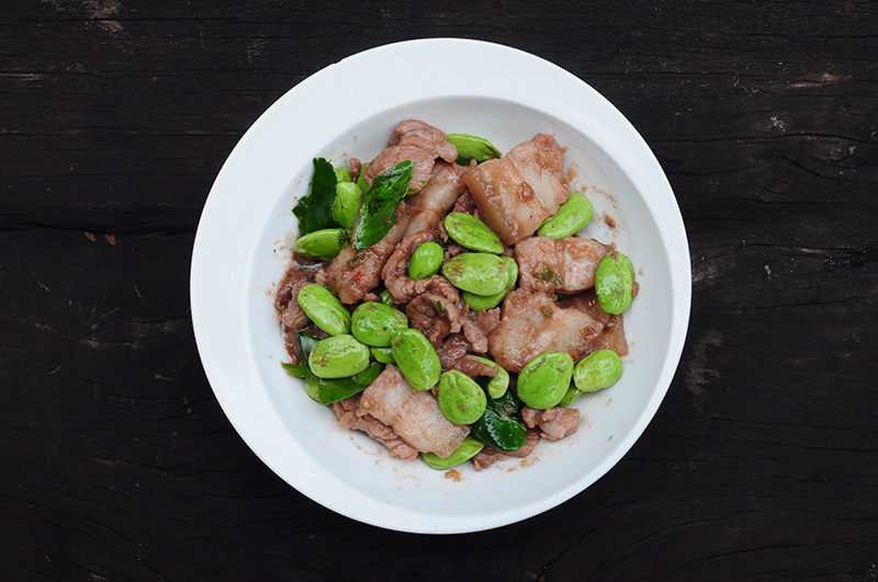 หมูสามชั้นผัดกะปิ ใส่สะตอ เมนูหมูสามชั้น เมนูจากกะปิ เมนูสะตอ สูตรอาหาร