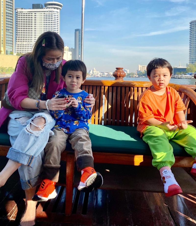 พลอย ชวพร