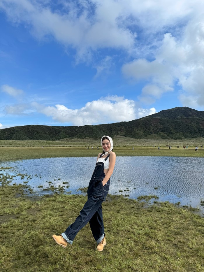 ปราง กัญญ์ณรัณ จูงมือ โอบ โอบนิธิ เที่ยวทุ่งหญ้ากลายเป็นสีชมพู 