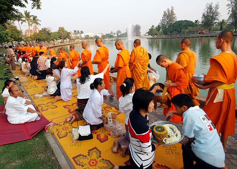 กิจกรรมทำบุญใส่บาตร
