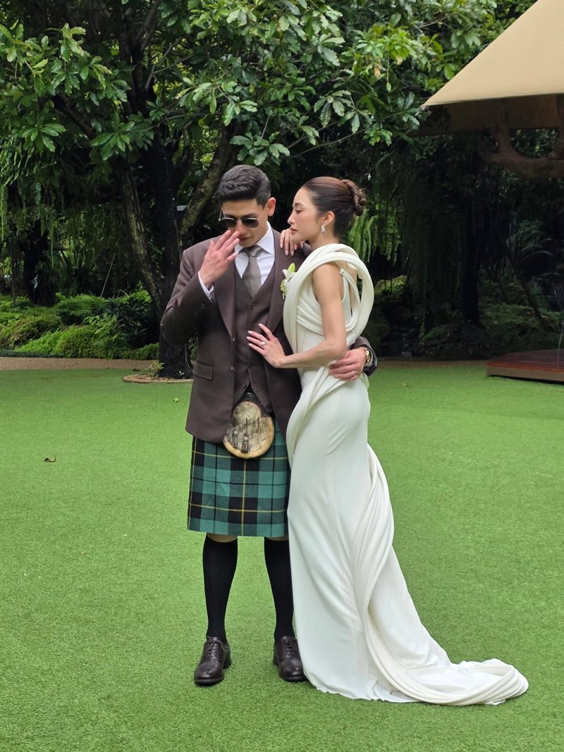 ชาวเน็ตหลุดโฟกัสชุด พาย สุนิษฐ์ ทำไมใส่กระโปรง ในงานแต่งกับ มายด์ ลภัสลัล