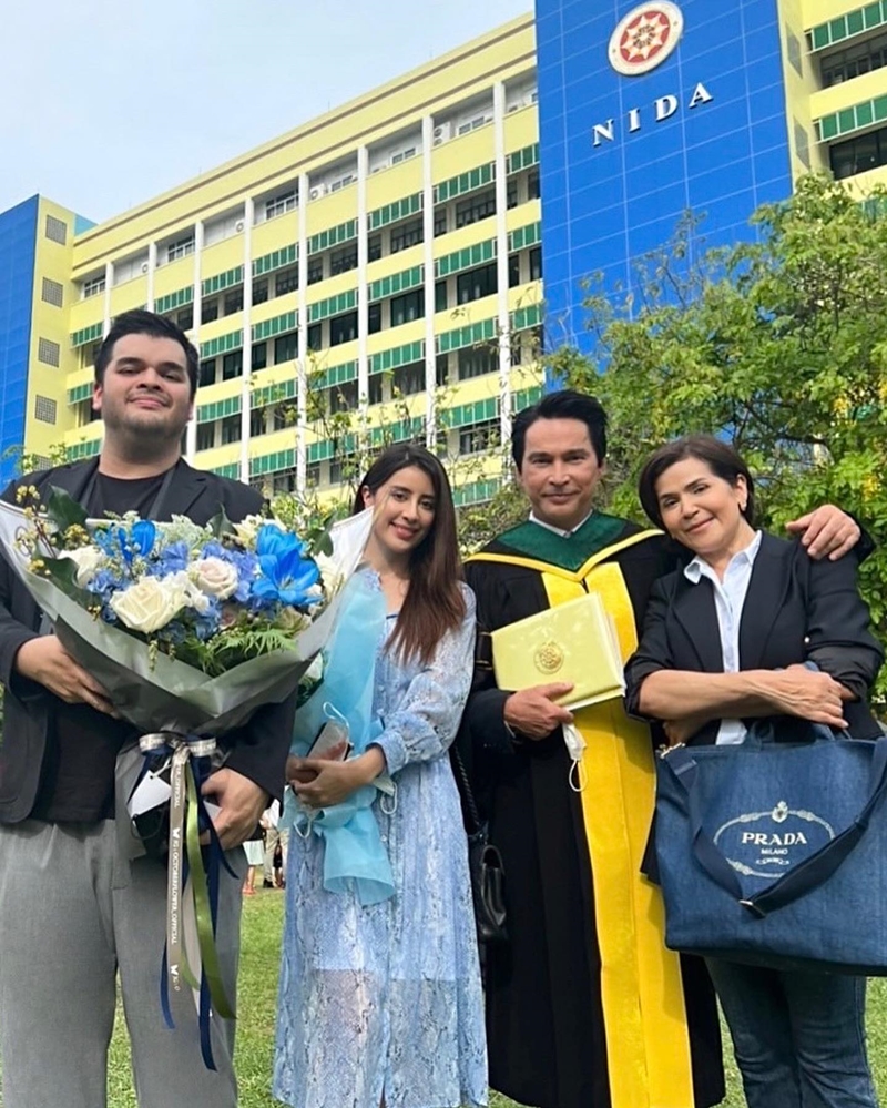 จอนนี่ แอนโฟเน รับปริญญาโท