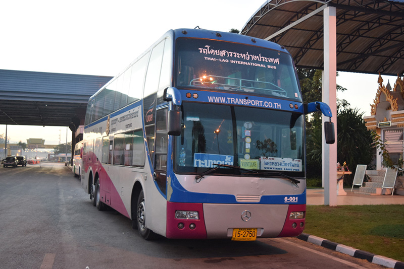 นั่งรถทัวร์ไปลาว