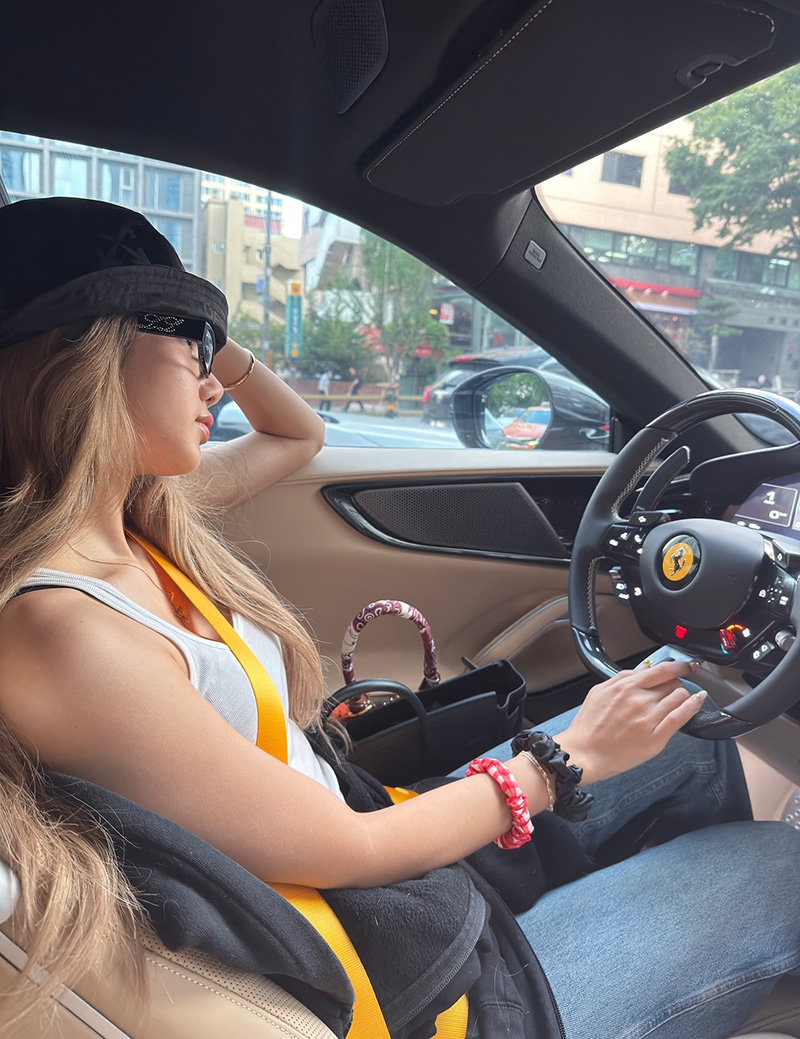 ลิซ่า BLACKPINK อวดโฉม Ferrari คันใหม่