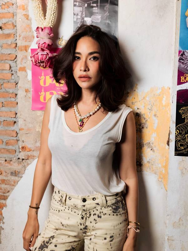 พลอย เฌอมาลย์ พาทัวร์คอนโดหรูกลางเมือง